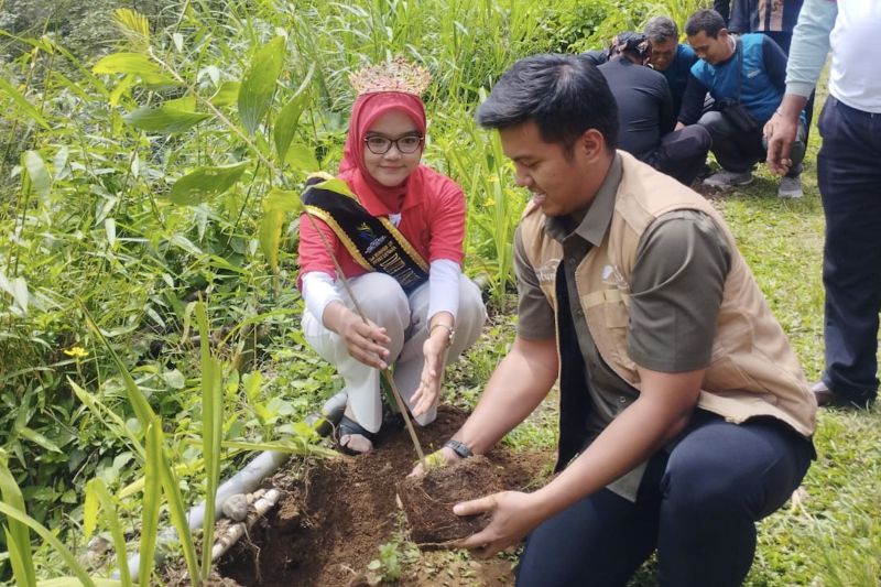 ptpn-i-tanam-2000-pohon-di-kaki-gunung-salak