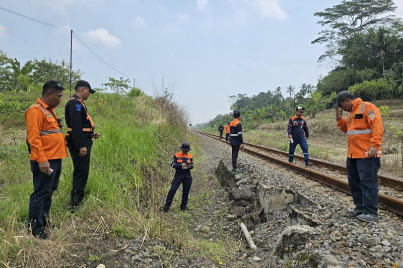 kai-purwokerto-periksa-jalur-rel-cegah-gangguan-saat-musim-hujan