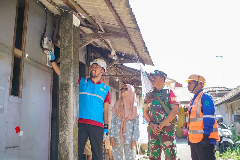 pln-sambungkan-listrik-gratis-bagi-421-keluarga-prasejahtera-di-jatim