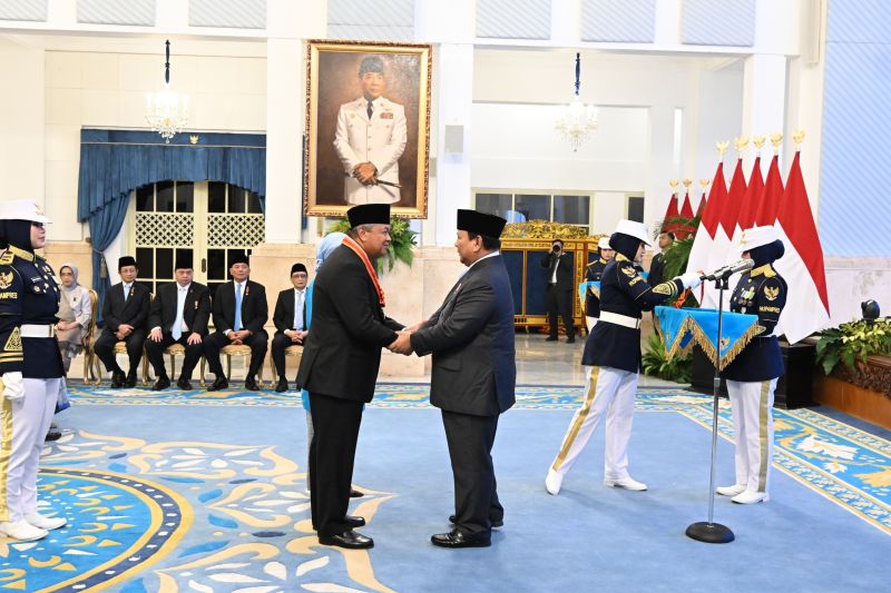 perry-warjiyo-terima-bintang-mahaputera-utama-dari-presiden