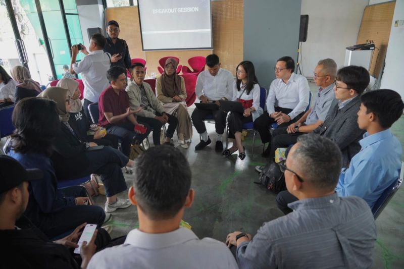 kemenko-pm-serap-aspirasi-pelaku-kreatif-bandung-guna-berdaya-berusaha