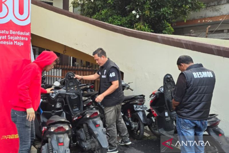dua-pelaku-ditangkap-saat-penggerebekan-markas-maling-motor-di-jaktim