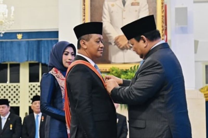 menteri-bahlil-terima-bintang-mahaputera-adipurna-dari-presiden