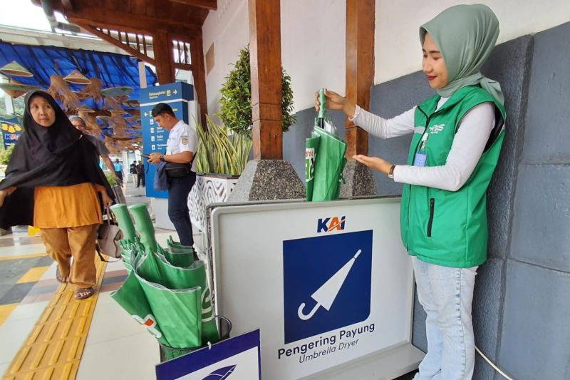 KAI Hadirkan Fasilitas Pengering Payung di 43 Stasiun, Tambah Kenyamanan Pelanggan di Musim Hujan