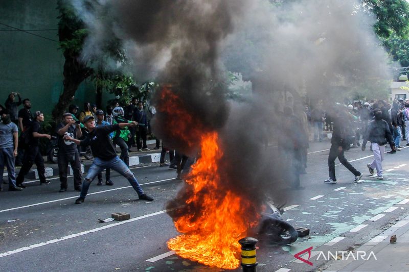 mobil-asn-kementerian-dirusak-pendemo-korban-lapor-polisi