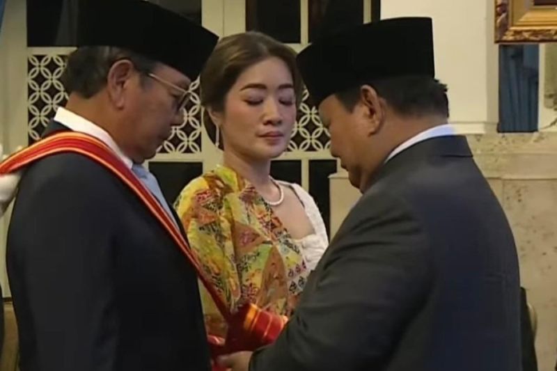burhanuddin-abdullah-dianugerahi-bintang-mahaputra-adipradana