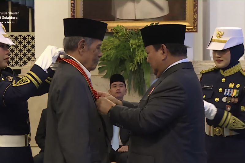 berdayakan-ekonomi-kh-abdul-ghofur-terima-bintang-mahaputra-utama