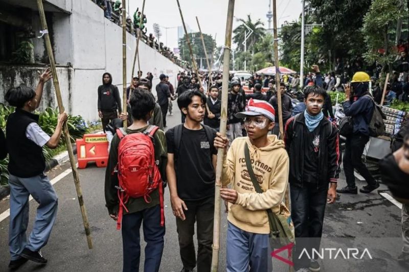 203-anak-ditangkap-dalam-aksi-di-depan-dpr