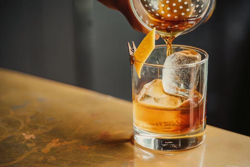 ini-arti-dari-istilah-on-the-rocks-pada-minuman-di-bar
