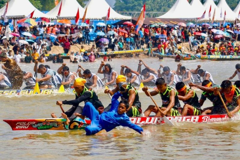 dispar-riau-klaim-16-juta-wisatawan-saksikan-festival-pacu-jalur