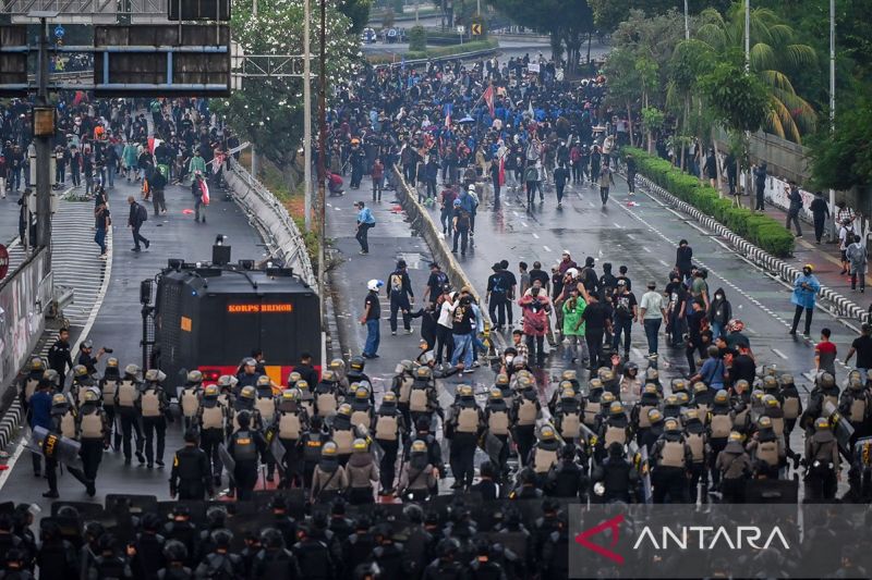 Massa aksi demo di DPR bentrok dengan aparat pengamanan