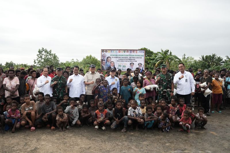 bulog-menteri-kabinet-merah-putih-salurkan-bantuan-pangan-di-merauke