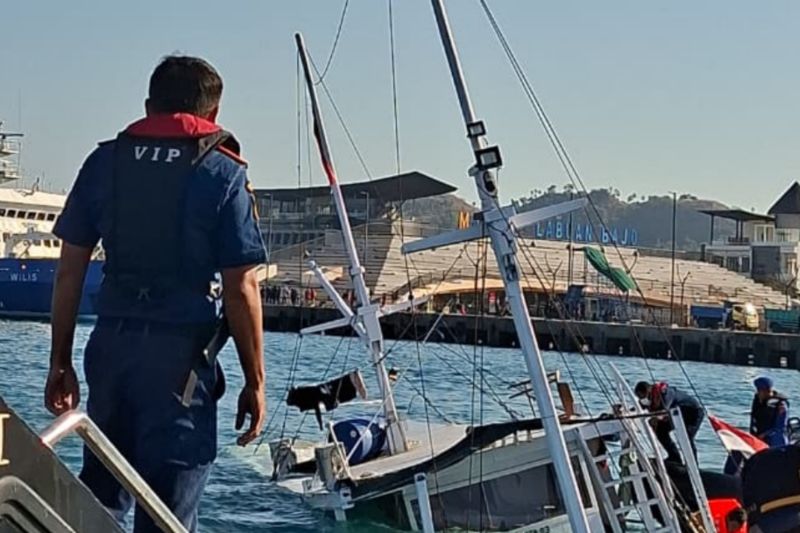 Tim tanggap darurat evakuasi kapal pinisi tenggelam di Labuan Bajo