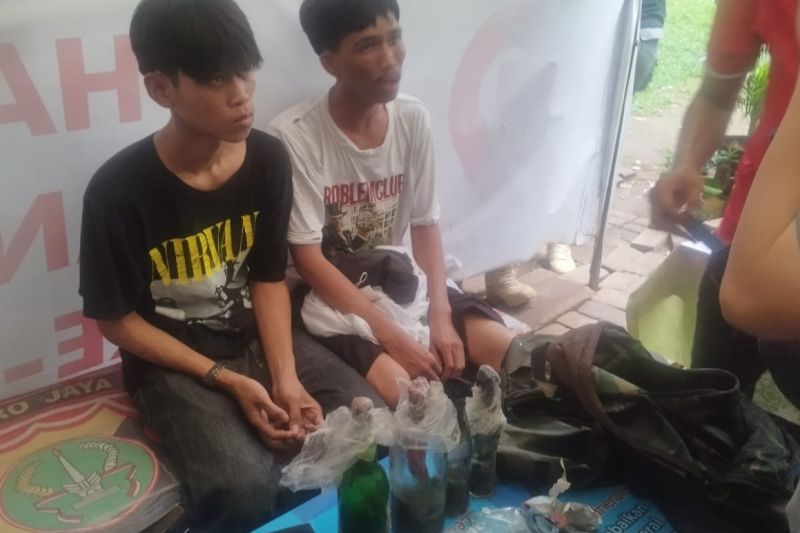 dua-pelajar-bawa-bom-molotov-ditangkap-saat-hendak-unjuk-rasa-di-dpr