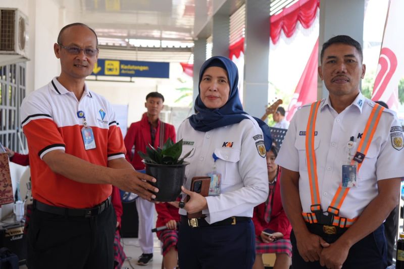 KAI Divre III Palembang dan Sekolah Santo Yosef Tarakanita Lahat, Kolaborasi Kampanye Cinta Lingkungan Hijaukan Negeri