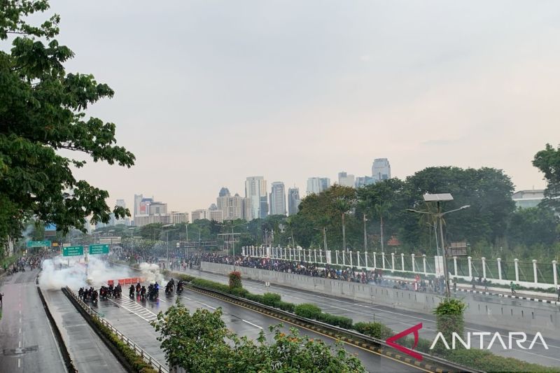 Mahasiswa bentrok dengan aparat pengamanan