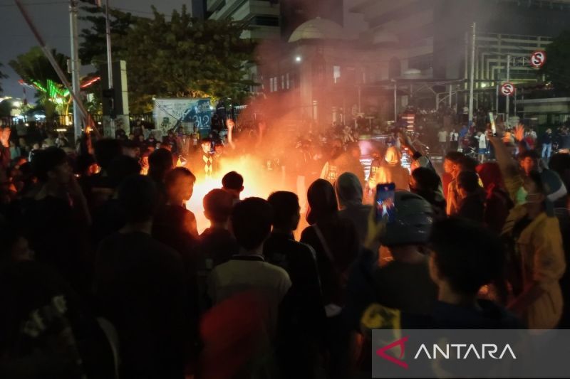 situasi-terkini-di-jalan-otista-plang-rambu-lalu-lintas-jadi-sasaran-demonstran