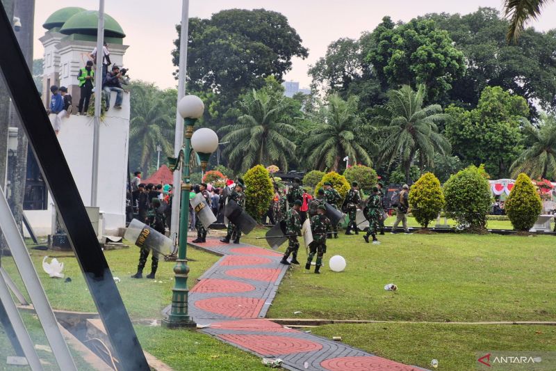 Personel TNI AD coba redam amarah demonstran di depan Gedung DPR
