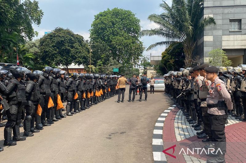 personel-kepolisian-gelar-apel-jelang-demo-bem-ui-di-polda-metro