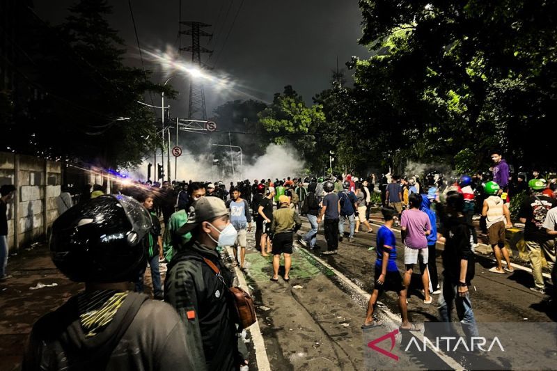 petugas-paksa-mundur-demonstran-di-mako-brimob-kwitang