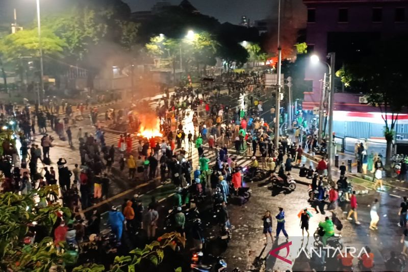 massa-masih-bertahan-di-kawasan-mako-brimob-kwitang-hingga-dini-hari