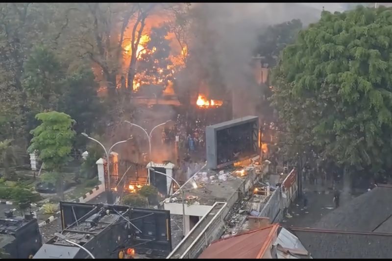 Bangunan aset MPR RI dibakar massa saat aksi unjuk rasa di Bandung