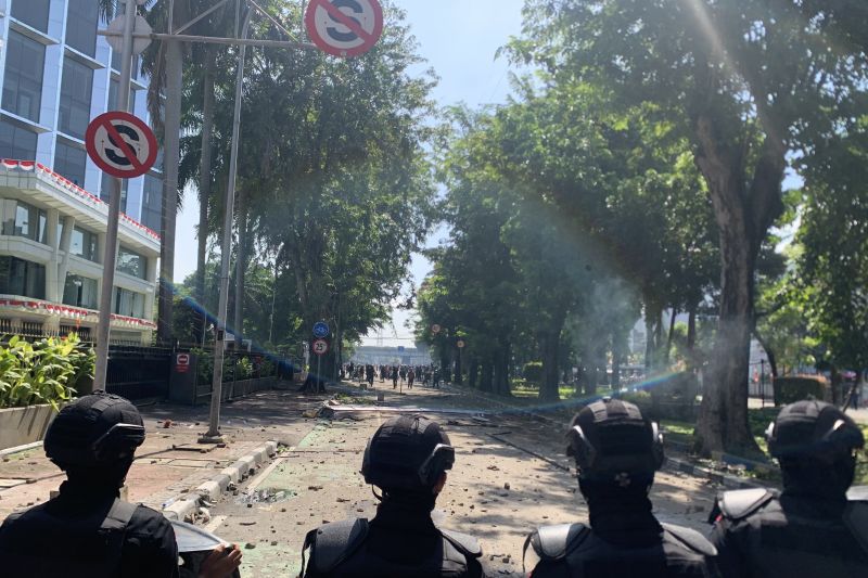 demonstran-lempari-petugas-dengan-batu-di-mako-brimob-kwitang