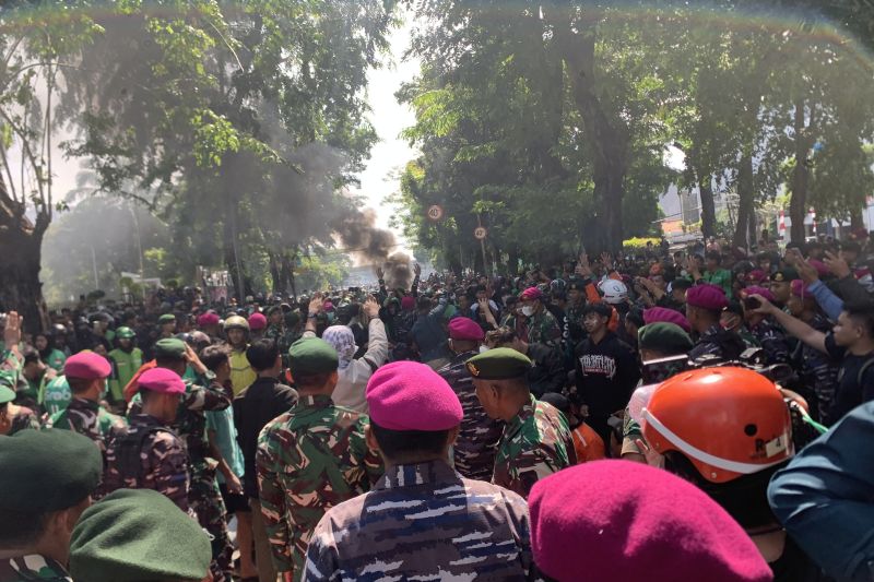tni-ajak-demonstran-di-mako-brimob-berdialog-dan-hentikan-pelemparan