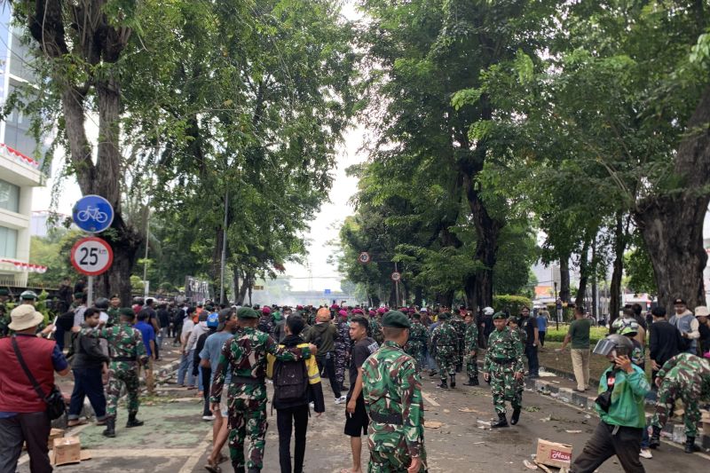 ratusan-demonstran-mundur-dari-mako-brimob-setelah-berdialog