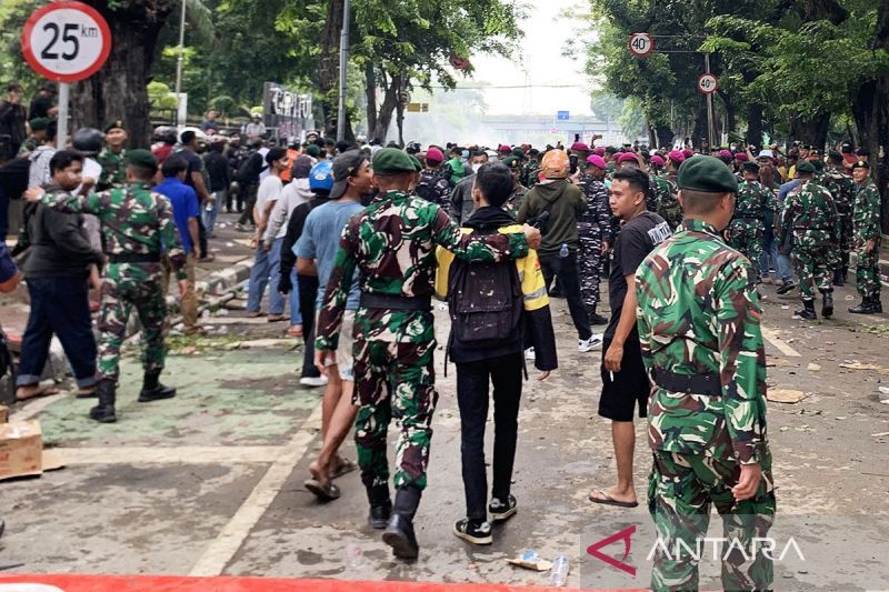 ratusan-demonstran-mundur-dari-mako-brimob-setelah-berdialog