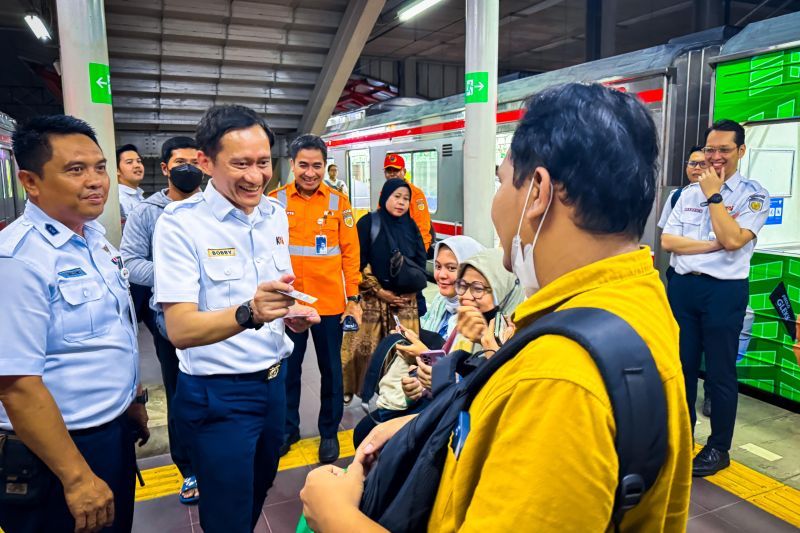Direktur Utama KAI Tinjau Stasiun Bekasi, Pastikan Pelayanan dan Integrasi Layanan Terjaga Optimal