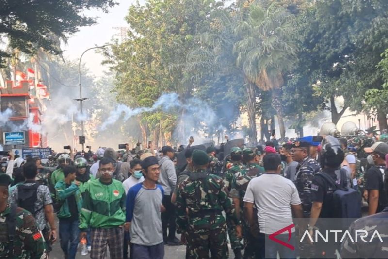 aparat-bubarkan-demonstran-di-depan-mako-brimob-dengan-gas-air-mata