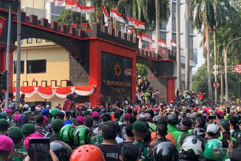 aksi-massa-di-mako-brimob-kwitang-diwarnai-petasan-dan-pelemparan-batu