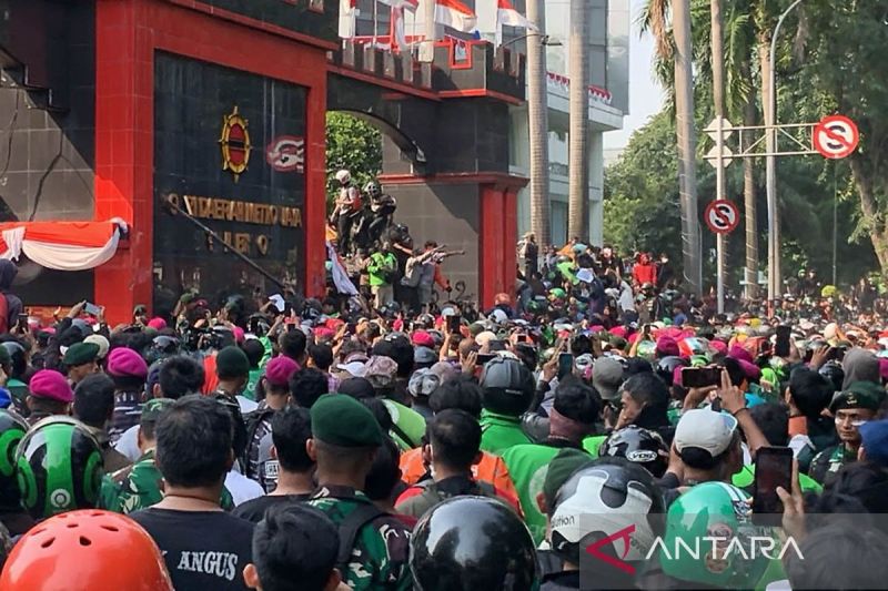 aksi-massa-di-mako-brimob-kwitang-diwarnai-petasan-dan-pelemparan-batu