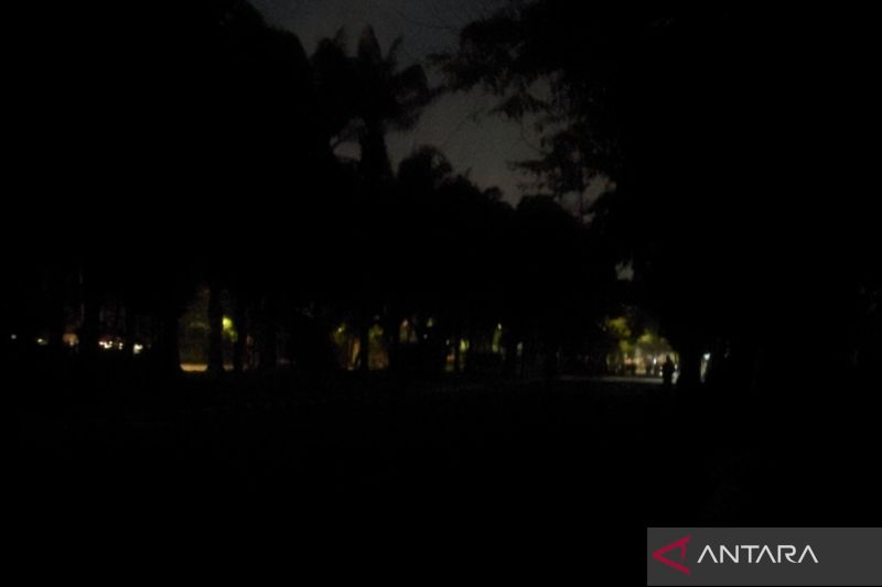 jalanan-mako-brimob-kwitang-gelap-bentrokan-lanjut-hingga-sabtu-malam