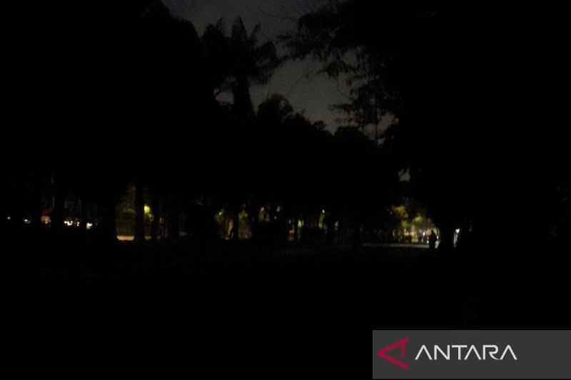 jalanan-mako-brimob-kwitang-gelap-bentrokan-lanjut-hingga-sabtu-malam