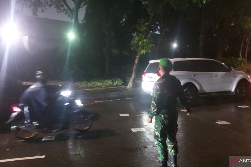 Akses menuju gedung parlemen masih ditutup meski massa sudah dibubarkan