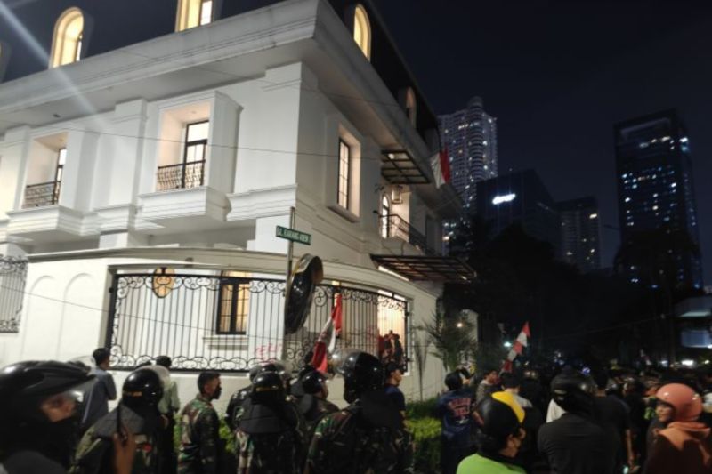 polisi-dan-tni-berjaga-di-rumah-eko-patrio