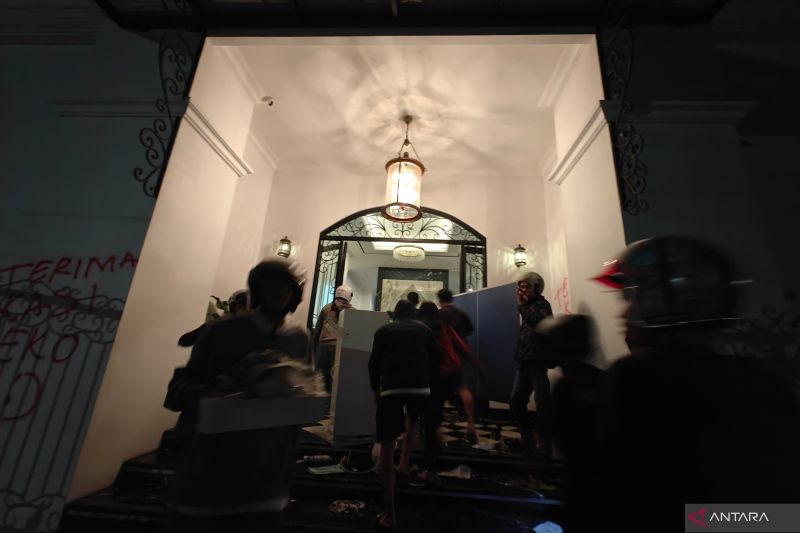 rumah-eko-patrio-dijarah-massa-pascademonstrasi-di-jakarta