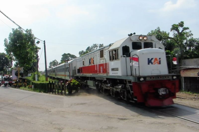 kecepatan-ka-tembus-100-kpj-berkat-penggantian-rel-baru-di-jember