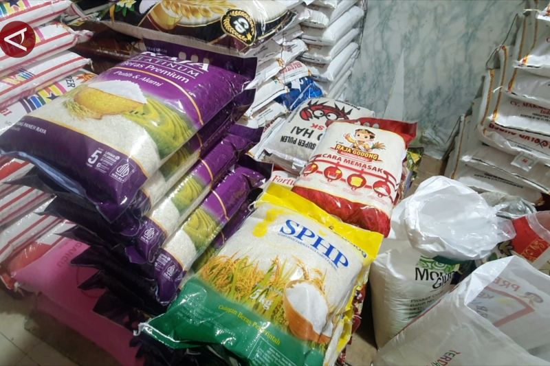bulog-kalbar-bentuk-tim-pengawas-pendistribusian-beras-subsidi
