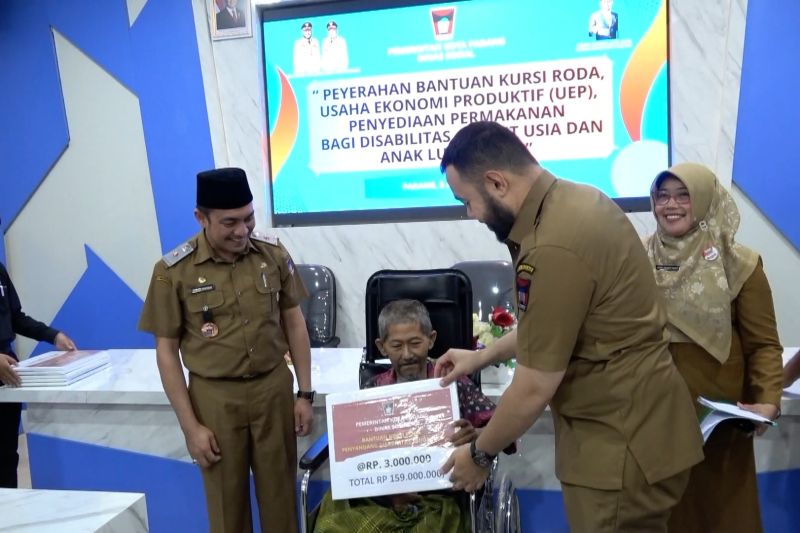 Padang salurkan bantuan bagi ratusan lansia senilai Rp 600 juta