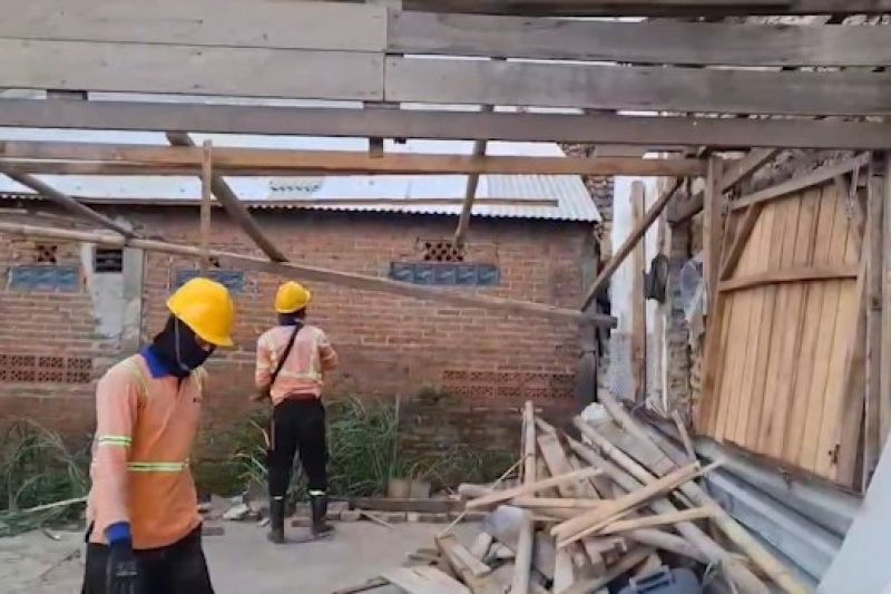 KCIC tertibkan 26 bangunan liar di bawah jalur Whoosh di Bandung