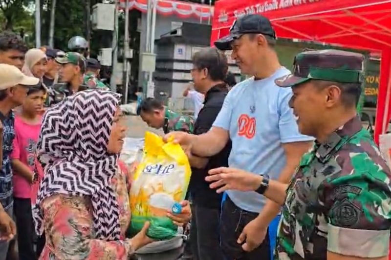 bulog-tni-salurkan-bantuan-beras-untuk-ojol-hingga-warga-di-budaran-hi