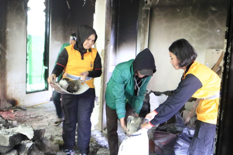 ditlantas-pmj-dan-elemen-mahasiswa-bersihkan-pospol-rusak-imbas-aksi