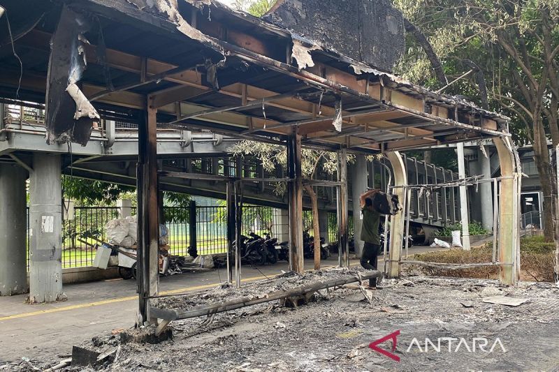 polisi-tangkap-warga-mampang-prapatan-pembakar-halte-transjakarta
