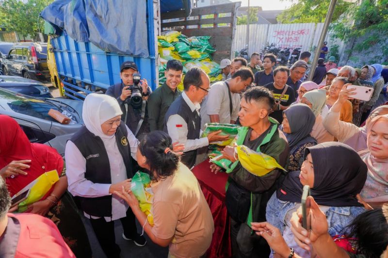 khofifah-gelar-pasar-murah-dekatkan-akses-kebutuhan-pokok-di-surabaya