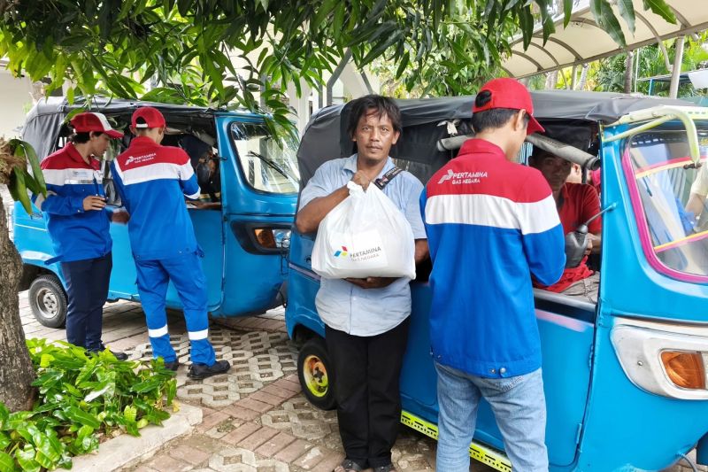 pgn-bagikan-paket-sembako-untuk-pengemudi-bajaj-berbahan-bakar-gas
