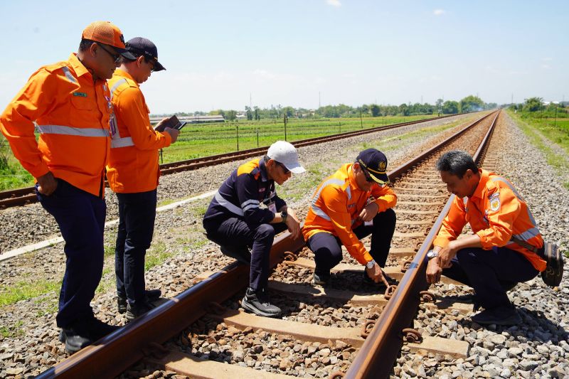 kai-periksa-lintas-stasiun-madiun-jombang-guna-keamanan-perjalanan-ka