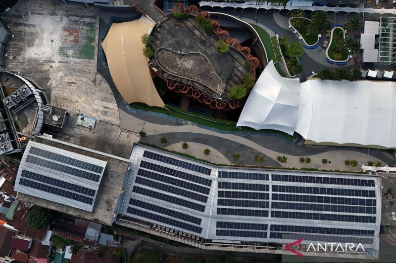 panel-surya-bts-wilayah-3t-solusi-energi-untuk-konektivitas-nasional